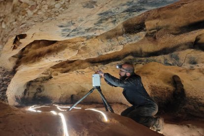 Pla mitjà del procés d'escaneig en tres dimensions que s'ha fet dels gravats trobats.