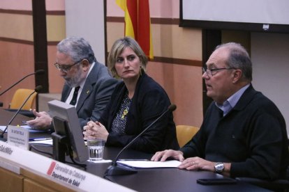 El secretari de Salut Pública, Joan Guix; la consellera de Salut, Alba Vergés, i del cap del Servei de Medicina Preventiva i Epidemiologia de l'Hospital Clínic de Barcelona, Antoni Trilla.