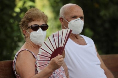 L'ús prolongat de la mascareta sense haver estat canviada pot provocar «malalties a la pell, generació de fongs o bacteris».