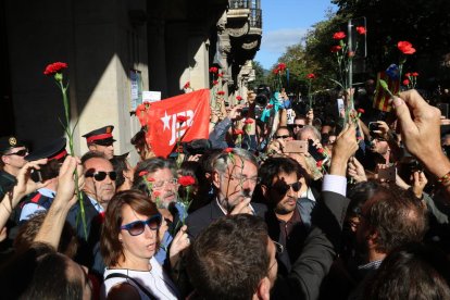 Imagen de los concentrados delante de el Departamento de Economía con flores este 20 de septiembre de 2017