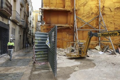 En el solar se ha instalado un elevador y los operarios preparan el lugar para levantar la nueva parte del edificio.