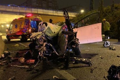 Bomberos y servicios de emergencias trabajando en el sitio del accidente al A-2