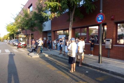 Imagen de una de las concentraciones de protesta delante del CAP de la Granja promovida por un grupo de vecinos.