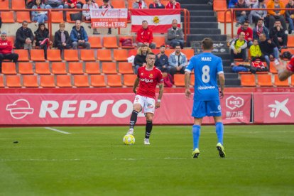 Juan Rodríguez rumia què fer amb la pilota durant el Nàstic-Lleida Esportiu.