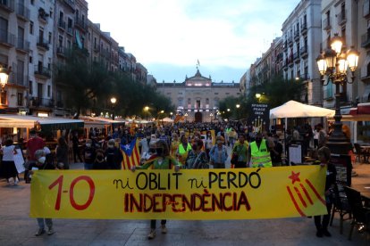 Plano general de las personas concentradas en la plaza de la Font de Tarragona iniciando la manifestación.