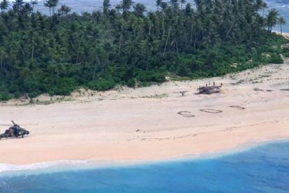 Un helicóptero llevó comida y agua a los marineros.