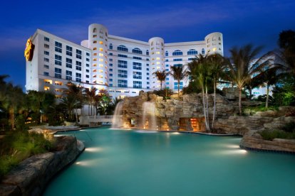 Imatge exterior del Seminole Hard Rock Hotel & Casino Hollywood, que té una gran piscina.