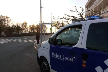 Imagen de archivo de un coche policial en Amposta.