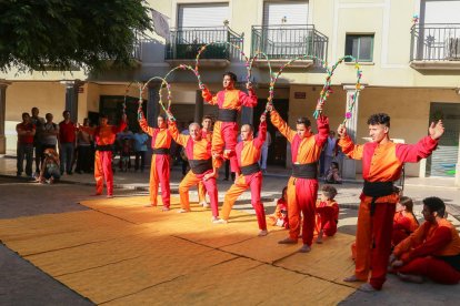 Chicos y chicas locales y recién llegados integran el colectivo, que se presentó públicamente el año pasado.