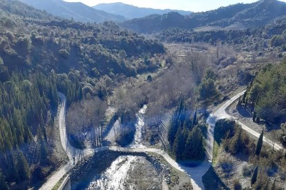 La cuenca del río Siurana, desde la presa del pantano, que desembalsa agua.