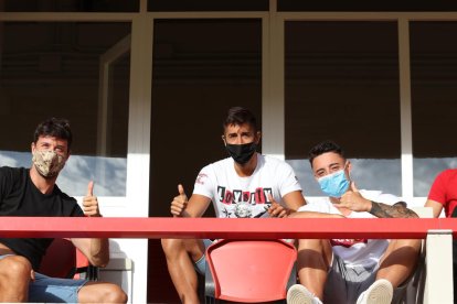 Pedro Martín, Gerard Oliva y Pol Ballesteros durante el día de ayer en el Nou Estadi.