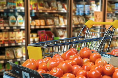 Imagen de un supermercado dónde comprar alimentos básicos.