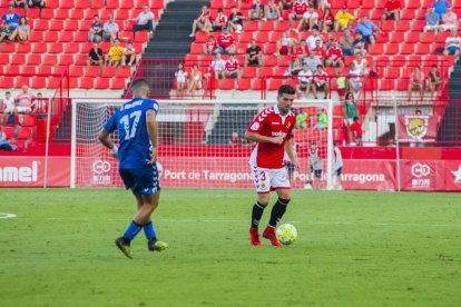 Javi Bonilla controla una esférica durante el Nàstic-València Mestalla en la primera temporada del lateral en el conjunto grana.