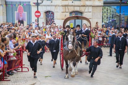 A la derecha de la imagen, Carles Salvador durante la Arribada de l'Aigua por Sant Magí del año pasado.