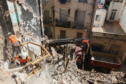 El derrumbe no dejó ningún herido pero sí daños materiales que los bloques próximos ya han reclamado.