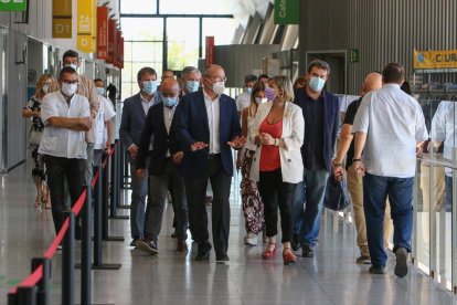 Vergés, al centre, amb l'alcalde, el director del CatSalut i membres de l'Hospital i el govern reusenc.