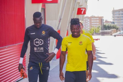 Cheikh Sarr y Thomas Amang en un entrenamiento con el Nàstic.