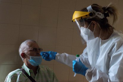 Una sanitaria gallega realizando una PCR.