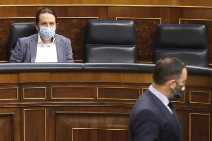 El presidente de Vox, Santiago Abascal, pasa por delante del escaño del vicepresidente tercero del Gobierno, Pablo Iglesias