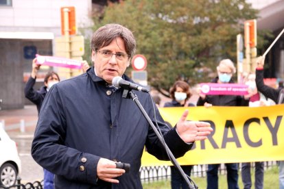 Pla mitjà de l'expresident Carles Puigdemont durant el parlament a la concentració davant l'Eurocambra per l'1-O