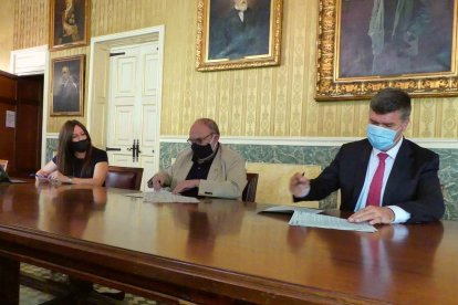 Fortuny, en el centro, con los representantes de Cajamar Yolanda González y Joan Carles Ramon.