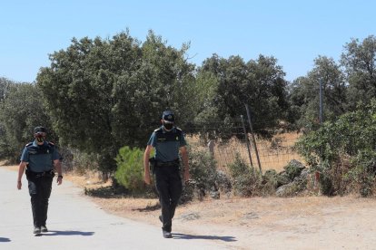 Agents de la Guàrdia Civil al parc on s'ha trobat el cadàver.