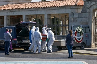 Operarios con equipos de protección en el cementerio de Ávila.