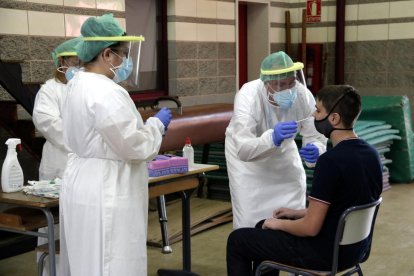 Pla general d'un dels equips mòbils extraient mostres per a PCR a l'escola Bell-lloc de Girona