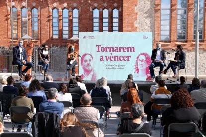 Pla general del president del Parlament, Roger Torrent; el conseller d'Acció exterior, Bernat Solé; la diputada Raquel Sans; i l'alcalde tarragoní Pau Ricomà, en la presentació del llibre 'Tornarem a vèncer'.