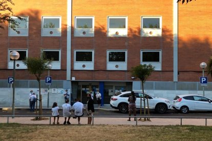 Persones esperant ahir a les portes del CAP de Bonavista, del qual depèn el centre de la Canonja.