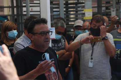 El representante sindical de la UGT de Nissan, Javi Hernández, dirigiéndose a los trabajadores que estaban esperando ante la entrada de la planta de la Zona Franca.