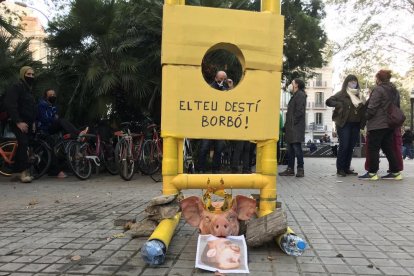 Imatge de la guillotina amb el cap de porc