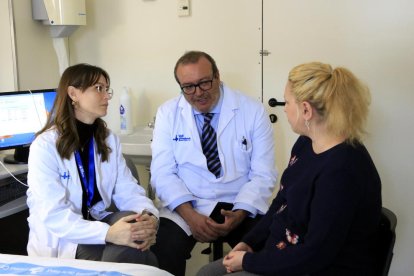 El doctor Javier Santos, de la Unitat de Gastroenterologia de Vall d'Hebron i investigador del VHIR, amb una pacient que pateix còlon irritable.