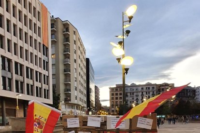 L'acció de protesta ha concentrat una seixantena de persones a la plaça U d'Octubre