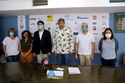 Fotografía de familia de representantes de la AEHT y Priorat Enoturisme con el presidente del Consell Comarcal del Priorat, Xavier Gràcia en el centro.