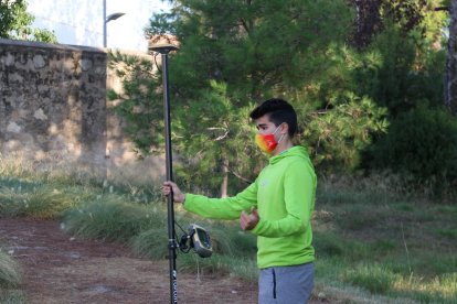 Pla mitjà d'un estudiant en una pràctica de Geomàtica a l'exterior de la UPC