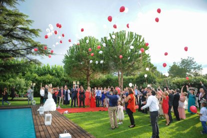 Pla general d'uns nuvis celebrant el seu casament en uns jardins del Baix Empordà