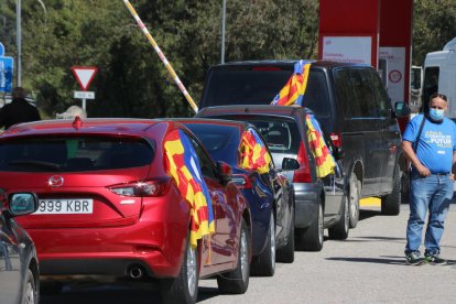 Pla mitjà dels vehicles aturats en un punt del recorregut a Argelers amb estelades aquest dissabte 3 d'octubre de 2020.