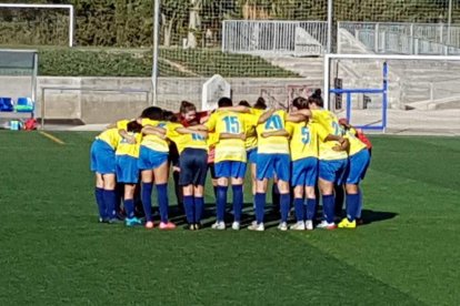 Les jugadores del Riudoms fent una pinya abans d'un partit.