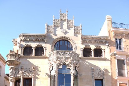 Pla general dels assistents que han participat en una de les visites organitzades per Reus Ocult a la plaça de Mercadal.