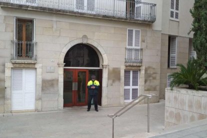 Imatge d'un mosso d'Esquadra custodiant l'Ajuntament de Vila-seca.