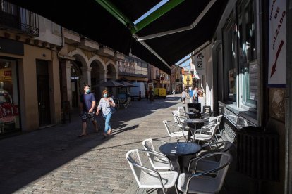 La terraza de un bar de Aranda de Duero, vacía.