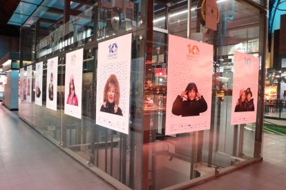 Imatge dels cartells promocionals de la desena edició que hi ha al Mercat Central de Tarragona.