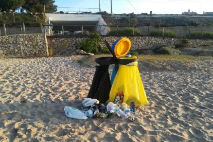 Tarragona ha detectado papeleras con las bolsas pinchadas en sus playas.