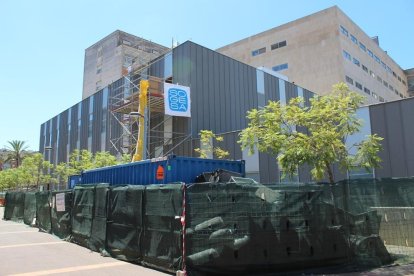 Obras en el bloque quirúrgico del hospital Joan XXIII de Tarragona vistas desde el exterior del centro.