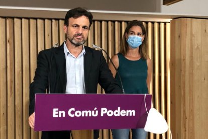 Plano americano del líder de Unidas Podemos en el Congreso, Jaume Asens, y la presidenta de CatECP en el Parlamento, Jéssica Albiach