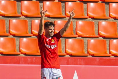 Fran Carbia celebrant una de les dianes anotades contra l'Ebro.