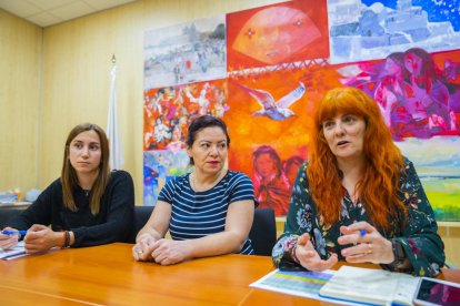 De izquierda a derecha: Marta Flores, Virginia Romera y Emma Pérez Plana, ayer en la Cruz Roja.