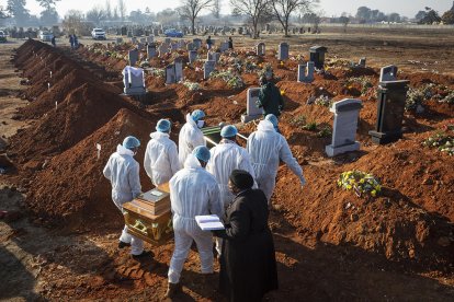 Enterrament d'una víctima de covid-19 a Sudàfrica.