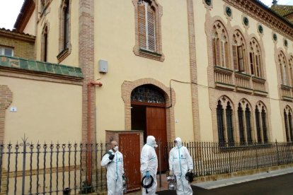 Pla obert de tres efectius de l'exèrcit de terra davant la residència Sant Antoni Abad de l'Arboç.